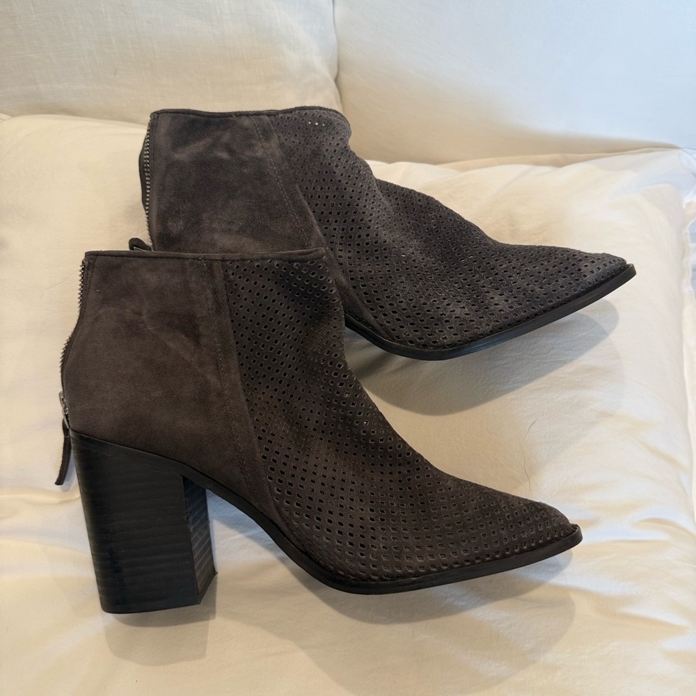 Steve Madden Women's Suede Ankle Boots block heel- Brown